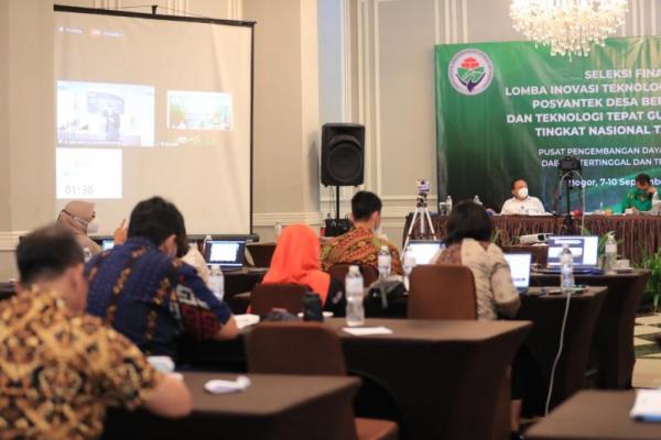 Para peserta terlihat begitu semangat untuk menjelaskan inovasi yang ditemukan ke hadapan Dewan Juri yang hadir di Royal Hotel Bogor yaitu Teguh Sudarto, Supriyono, Sadono Sriharjo, Arief Setyahadi dan Aries Sudariyanto.