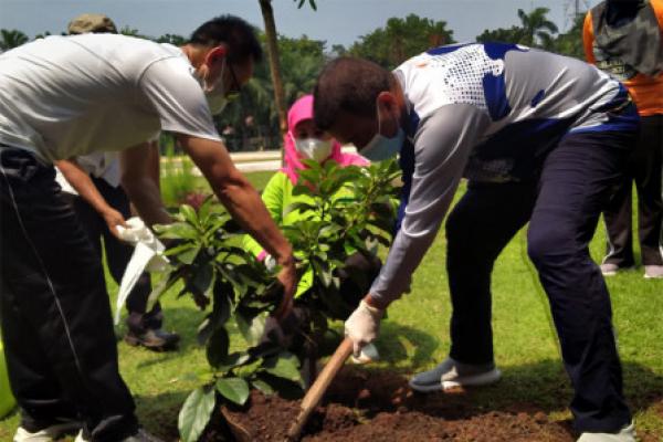Pencanangan ditandai dengan penanaman 10 pohon Mangga dan Alpukat Cipedak di area taman kantor wali kota.