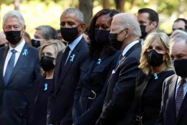 Dalam penghormatan pertama tanpa kata-kata, Biden berdiri dalam keheningan yang muram bersama mantan presiden Barack Obama dan Bill Clinton di lokasi New York City di mana pesawat-pesawat meruntuhkan menara kembar World Trade Center.