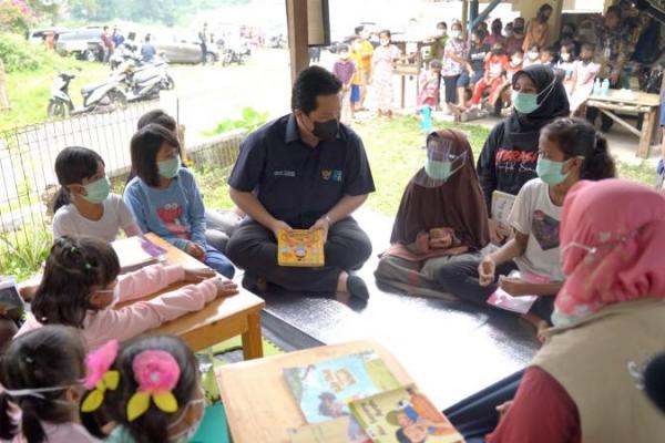 Menteri BUMN Erick Thohir membantu melunasi hutang salah satu warga di bilangan Kembangan, Jakarta Barat.
