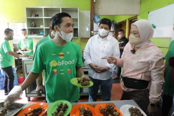 Para pegawainya warung Ibu Imas ini sudah menjadi peserta BPJS Ketenagakerjaan dan berhak mendapatkan BSU