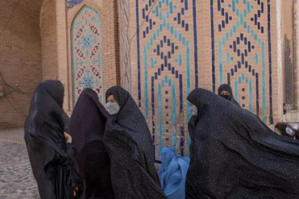 Hak-hak perempuan di Afghanistan sangat dibatasi di bawah pemerintahan Taliban 1996-2001, meskipun sejak kembali berkuasa bulan lalu, kelompok garis keras Islam mengklaim akan menerapkan aturan yang tidak terlalu ekstrem.