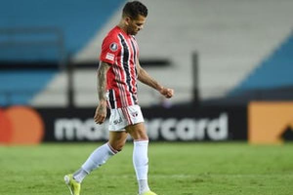 Bek kanan Brasil Dani Alves telah meninggalkan klub masa kecil Sao Paulo dan telah menjadi agen bebas, di tengah perselisihan mengenai gajinya.