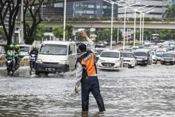 BMKG juga menetapkan DKI Jakarta sebagai salah satu wilayah dengan status level siaga banjir selama tiga hari, mulai dari 13-15 September 2021.