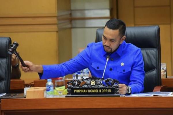 Anggota Komisi III DPR RI asal Fraksi PDI Perjuangan Arteria Dahlan mengeluarkan pernyataan yang menyebut agar aparat penegak hukum (APH) seperti polisi, hakim hingga jaksa tidak layak dijerat dengan OTT dalam kasus dugaan korupsi.