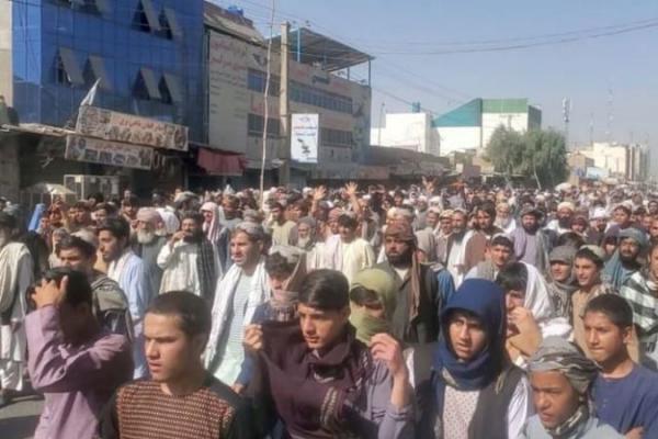 Para pengunjuk rasa berkumpul di depan rumah gubernur di Kandahar setelah sekitar 3.000 keluarga diminta meninggalkan koloni.