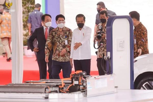 Presiden Jokowi mengatakan bahwa pemerintah Indonesia akan berkomitmen penuh untuk memberikan dukungan dan pengembangan ekosistem industri baterai dan kendaraan listrik.