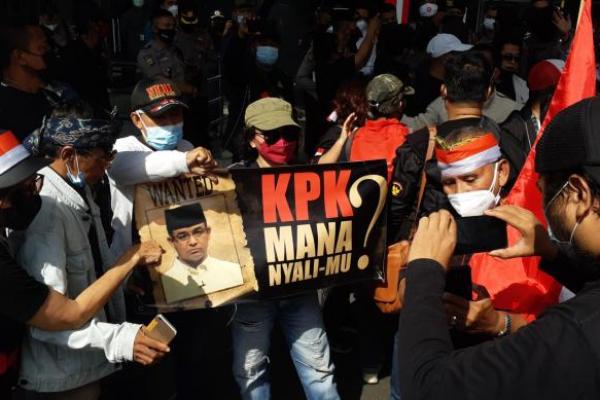 KPK minta publik bisa memanfaatkan saluran Pengaduan Masyarakat (Dumas) KPK untuk melaporkan dugaan tindak pidana korupsi.