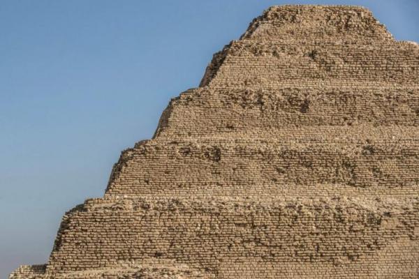 Mesir hari ini membuka kembali makam Raja Djoser di selatan Piramida Saqqara yang berusia 4.700 tahun setelah direnovasi selama 15 tahun.
