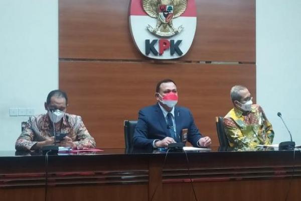 Langkah itu diambil berdasarkan Pasal 69 b dan Pasal 69 c Undang-Undang (UU) Nomor 19 Tahun 2019 tentang KPK.