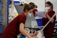 Prancis Skors 3.000 Petugas Kesehatan Tanpa Bayaran karena Belum Divaksinasi