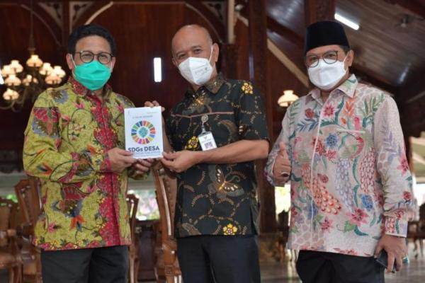 Pria yang juga akrab disapa Gus Menteri ini mengapresiasi keberhasilan Kabupaten Jepara dalam mengatasi kemiskinan.