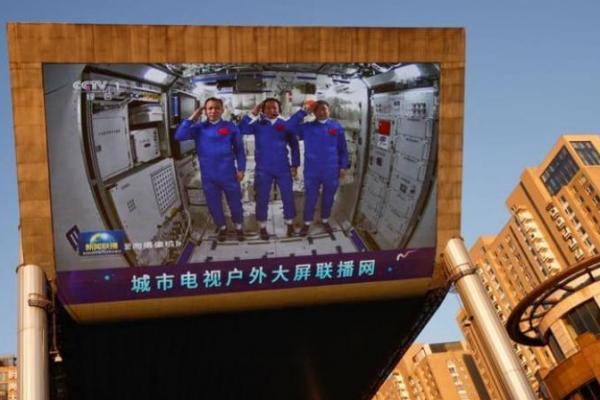 Dalam kapsul kecil kembali, astronot Nie Haisheng, Liu Boming dan Tang Hongbo mendarat dengan selamat di gurun Gobi di wilayah otonomi Mongolia Dalam di utara China pada pukul 13.34,