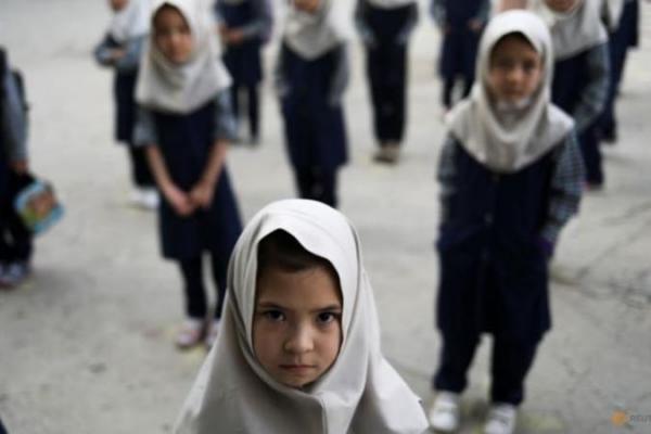 Taliban membatalkan keputusan untuk mengizinkan perempuan Afghanistan kembali ke sekolah menengah. Alasannya, pemerintah harus merumuskan aturan lanjutan terkait seragam yang harus mereka kenakan.