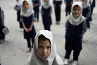 Sebagian Anak-anak Perempuan Afghanistan Mulai Masuk Sekolah