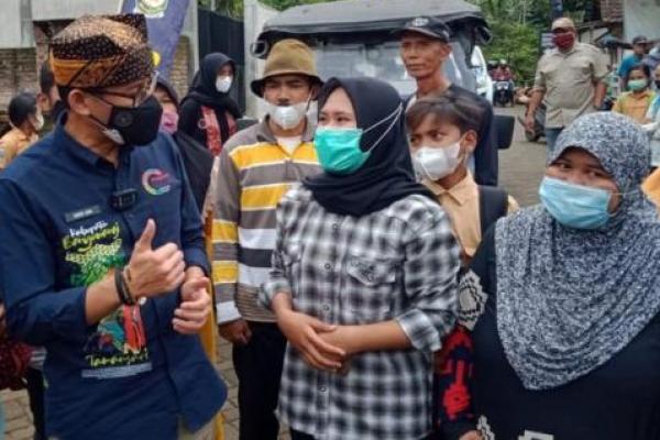Tiba di Banyuwangi, Jawa Timur, Menpar Sandiaga Uno dihampiri mahasiswa setempat.