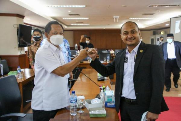 Hal penting yang disampaikan terkait koordinasi dan sinergisitas antara pemerintah daerah dan kementerian/lembaga vertikal dalam rangka mengatasi pendemi covid 19, Relokasi dan refocusing anggaran APBD untuk penanganan kesehatan, stimulus ekonomi dan jaringan pengamanan sosial.