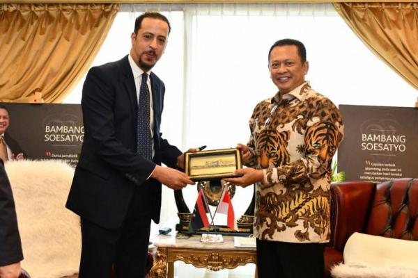 Bamsoet menjelaskan, akibat konflik dan pemblokiran sejumlah terminal minyak penting di Libya oleh pihak-pihak yang bertikai, menyebabkan hubungan perdagangan antara Indonesia dengan Libya sempat menurun.