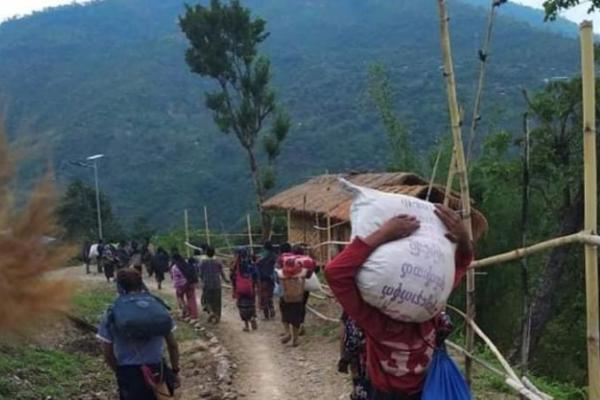 Tentara menembak mati seorang pendeta Kristen yang mencoba memadamkan api, lapor portal berita Myanmar Now, meskipun media pemerintah membantah laporan tersebut.
