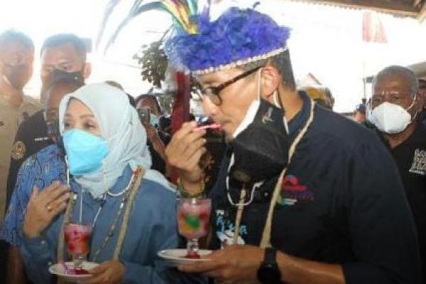 Berkunjung ke Papua, Sandiaga Uno cicipi es krim khas dan siap bantu promosi UMKM.