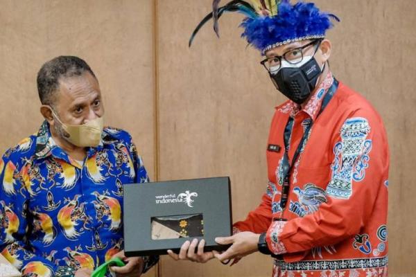 Dengarkan aspirasi dan masukan dari Tokoh Masyarakat Adat Papua, ini respon Sandiaga Uno.