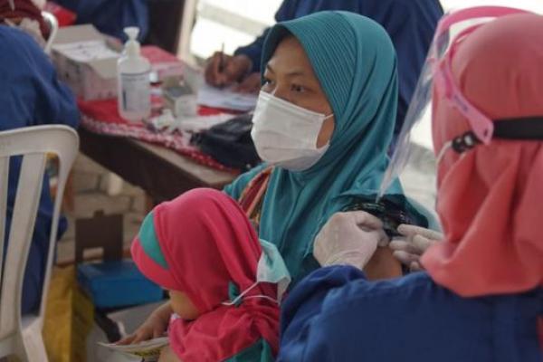 Vaksinasi diselenggarakan 26 September 2021 di Kompleks Makam Raja-raja Pakualam, Girigondo, Kapanewon Temon, Kabupaten Kulon Progo.