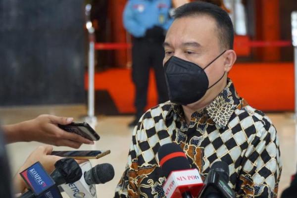 Ketua Harian DPP Gerindra ini menjelaskan, perpanjangan jabatan Paglima TNI ini bisa melalui dua cara alernatif. Bisa dengan revisi UU maupun Perppu oleh Presiden RI Joko Widodo (Jokowi). 