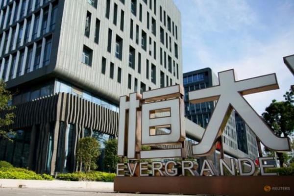 Peringatan China Evergrande New Energy Vehicle Group setelah pasar ditutup pada Jumat adalah tanda paling jelas bahwa krisis likuiditas pengembang properti memburuk di bagian lain dari bisnisnya.