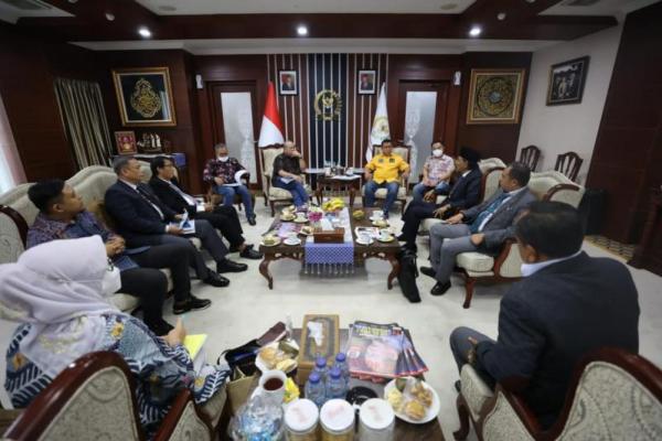 Gerakan Kebangkitan Desa Mandiri (Gerbang Emas) beraudiensi dengan Ketua DPD RI, AA LaNyalla Mahmud Mattalitti, di Ruang Delegasi Lantai VIII Gedung Nusantara III Komplek Parlemen, Senayan, Senin (27/9).