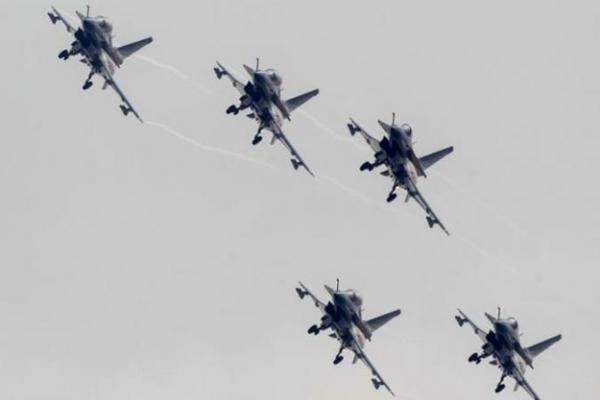 Airshow China yang biasanya dua tahunan di kota selatan Zhuhai, tertunda satu tahun karena COVID-19, sebagian besar akan menjadi urusan domestik karena aturan karantina yang ketat.