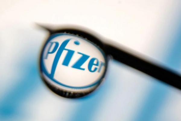 Pfizer mengatakan akan mulai mengirimkan botol vaksin pediatrik pada hari Sabtu ke apotek, kantor dokter anak, dan tempat lain di mana suntikan dapat diberikan.