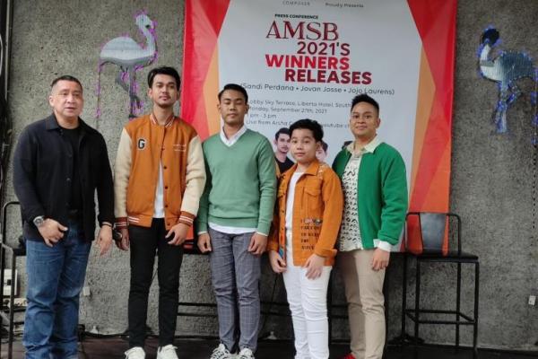 Tiga Solois jebolan ajang pencarian bakat AMSB hadirkan tiga single baru di belantika musik Indonesia.