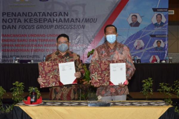 Kepala Badan Keahlian DPR RI Inosentius Samsul dan Rektor Universitas Muhammadiyah Malang (UMM) Fauzan melakukan penandatanganan MoU dalam rangka penelitian, kajian, dan kegiatan akademik lainnya.
