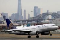 United Airlines akan Pecat 593 Pekerja yang Menolak Vaksin COVID-19