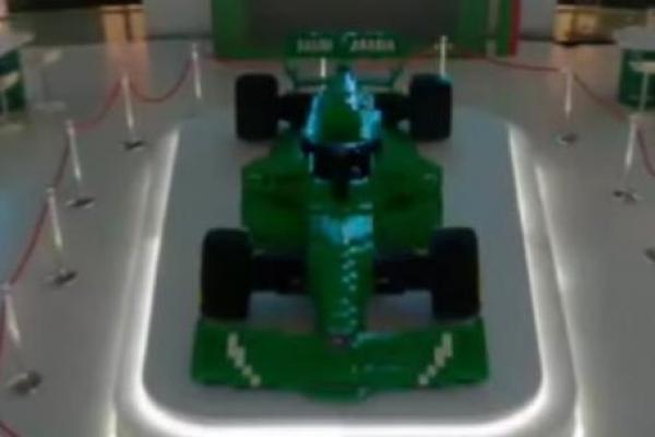 Federasi Otomotif & Sepeda Motor Saudi mempekerjakan sekelompok pembuat Lego profesional untuk merakit mobil Formula 1 hijau di Red Sea Mall Jeddah.