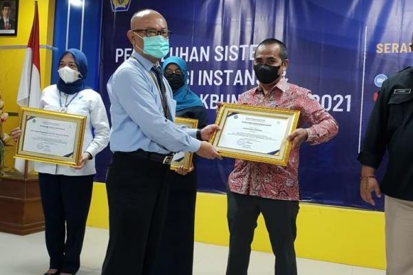 Universitas Terbuka (UT) meraih dua penghargaan terkait penyusunan dan penyampaikan laporan keuangan dari Kementerian Keuangan, yang diserahkan oleh Dirjen Perbendaharaan Provinsi Banten.
