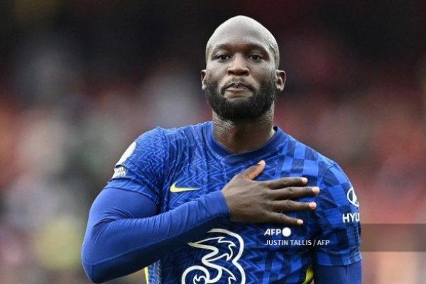 Namun The Blues mengonfirmasi bahwa Lukaku hanya mengalami terkilir di bagian pergelangan kaki, dan diprediksi bakal absen hingga tiga minggu ke depan.