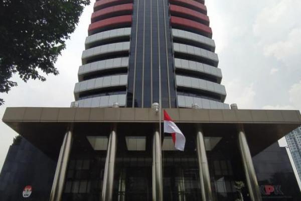 Pengibaran bendera setangah tiang merupakan instruksi dari Menteri Pendidikan Kebudayaan, Riset dan Teknologi (Mendikbudristek), Nadiem Anwar Makariem dalam Peringatan Hari Kesaktian Pancasila tahun 2021.