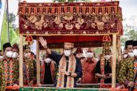 Menteri Pertama ke Desa Rigis Jaya, Sandiaga Uno Disambut Antusias Warga