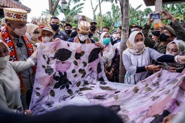 Sandiaga Uno membeli tote bag bikinan dari lima orang penyandang disabiltas dan akan dijadikan souvenir dalam acara G20 di Bali
 