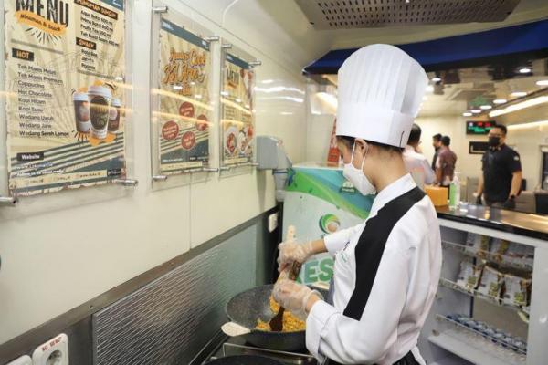 Pelanggan kereta api dapat memesan menu makanan yang dimasak secara langsung melalui fitur “Makanan” yang ada di KAI Access.