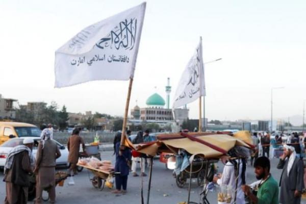 Upacara doa untuk ibu Mujahid, yang meninggal minggu lalu, diadakan di masjid pada Minggu sore. 