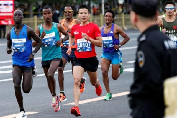 Maraton itu diperkirakan akan menampung sekitar 30.000 pelari, dimulai di Lapangan Tiananmen dan berakhir di Taman Hutan Olimpiade, kata Xinhua, mengutip penyelenggara.