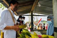 Presiden Jokowi Jajan Jagung di Pinggir Jalan Bareng Puan dan Syahrul