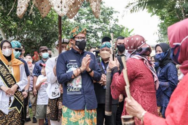 Sandiaga Uno memberikan solusi kepada ibu-ibu pengusaha UMKM emping dan jamur di Serang, Banten.