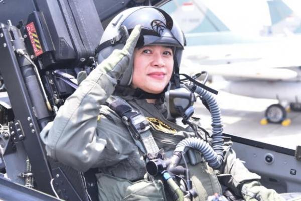 Di momen HUT Ke-76 Tentara Nasional Indonesia (TNI), Ketua DPR RI Puan Maharani memperoleh Wing Kehormatan  Penerbang Kelas I TNI Angkatan Udara.