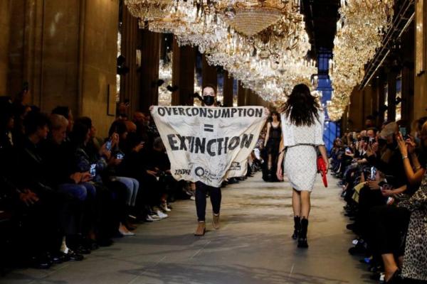 Seorang aktivitas iklim membuat heboh dalam acara peragaan busana Luis Vuitton di Paris, pada Selasa (6/10) kemarin.