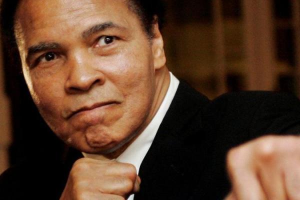 Lebih dari dua lusin karya seni petinju legendaris Muhammad Ali terjual hampir $1 juta (Rp14,2 Miliar) di rumah lelang Bonhams di New York pada Rabu. 