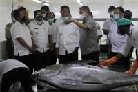 Menteri Trenggono Meninjau Proses Pengolahan Ikan Ekspor di Ambon