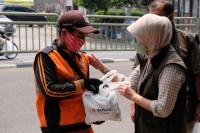 Bulog Peduli Bagikan Sembako ke Pasukan Oranye di Tebet